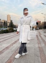 کاپشن بلند به همراه کیف سفید